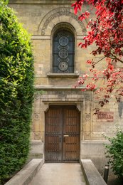 Catholic-church;-Christianity;-Green-hedge;-Kaleidos;-Kaleidos-images;-La-parole-à-limage;-Lozenge-frieze;-Maple-tree;-Neo-Romanesque;-Places-of-worship;-Religion;-Religious-architecture;-Religious-building;-Round-arched-window;-Saint-Pierre-de-Montrouge-church;-Side-door;-Stained-glass;-Stories-Pictures;-Tarek-Charara;-Wooden-door;-Yew